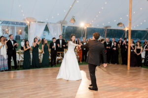 dancing first dance at the wedding day